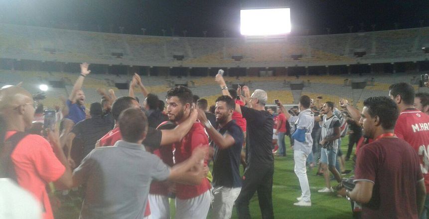 بالفيديو والصور.. لاعبو الأهلي يحتفلون بعد التتويج بالدوري الـ41