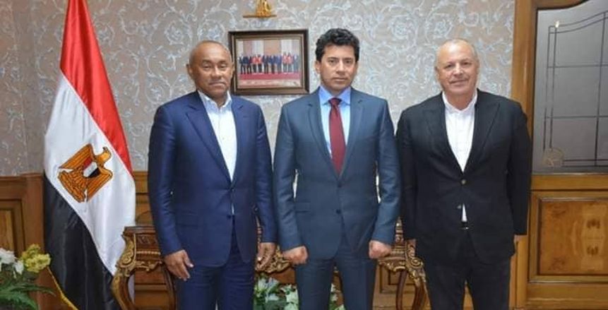 وزير الرياضة يجتمع بأحمد أحمد وهاني أبوريدة