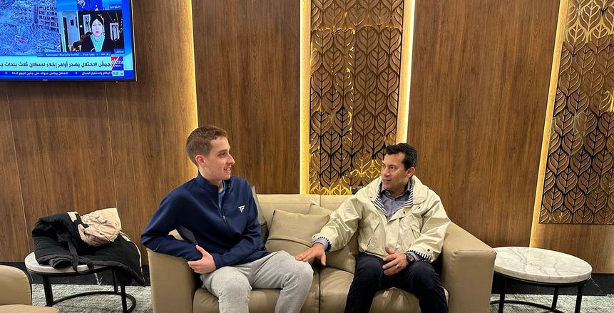 وزير الرياضة يستقبل محمد زكريا بالمطار ويؤكد دعمه لمشواره في الاسكواش المصري