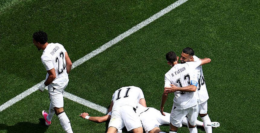 أسطورة ألمانيا ينتظر محمد صلاح لتهنئته.. ويفاجئ مدافع منتخب مصر (فيديو)