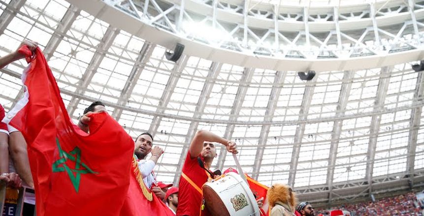بالصور| مشجع حائر بين تشجيع البرتغال أو المغرب بسبب والديه