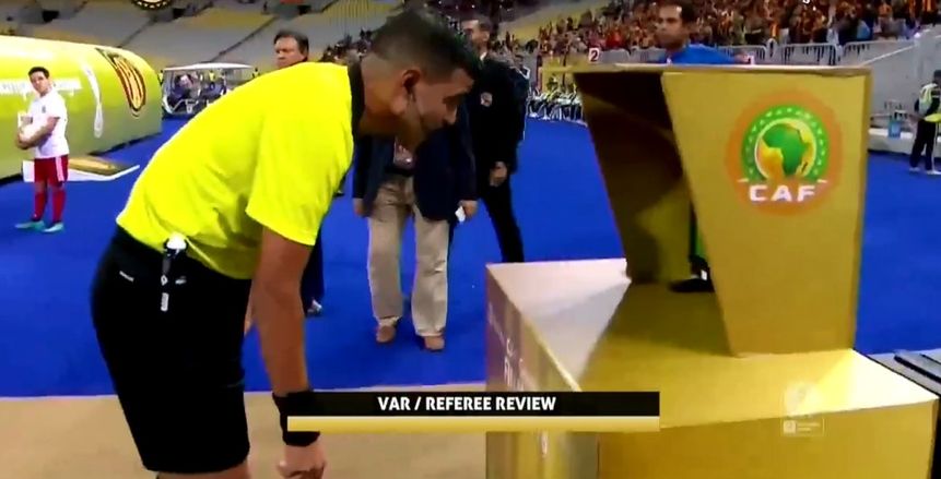 بالفيديو| من يد «إينرامو إلى قميص أزارو والـ«VAR».. الأهلي والترجي مسرح الجدل التحكيمي