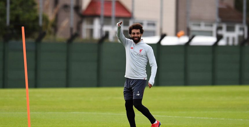 بعيدا عن الكلاسيكو.. بالصور| صلاح يحتفل بحذائه الجديد