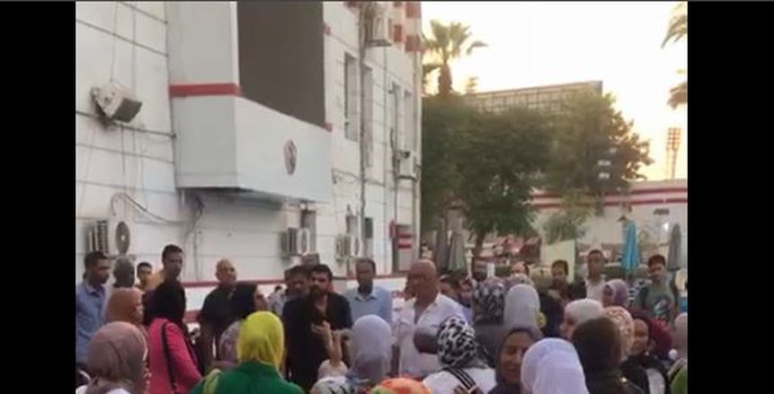 حسين لبيب ينهي أزمة السباحة في الزمالك «صور»