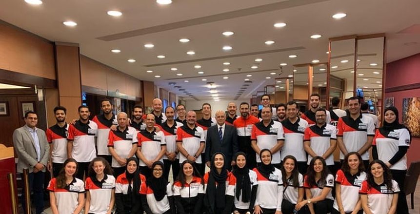 السفير المصري بالمجر يحفز لاعبي منتخب السلاح