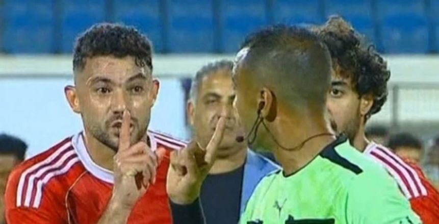 مشادة كلامية بين ياسر إبراهيم وحكم مباراة الأهلي والاتحاد السكندري