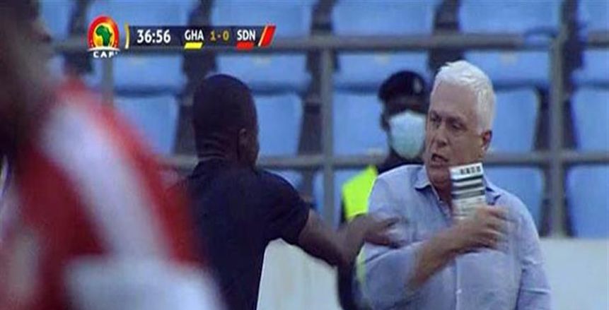 كاف يغرم مدرب السودان 10 آلاف دولار رغم اعتداء الحكم المساعد بلقاء غانا