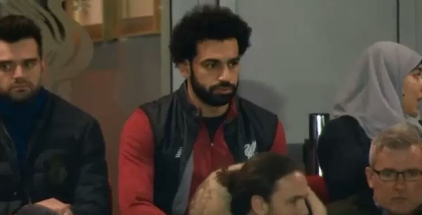 بالفيديو| صلاح مع زوجته في الظهور الأول بالأنفيلد بعد فوزه بجائزة "كاف"