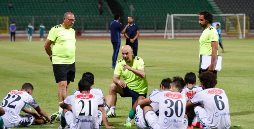 محاضرة فنية لـ"لعميد" لتحليل أداء لاعبيه بمباراة دجلة