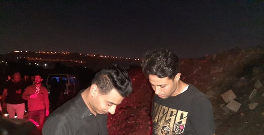 محمد إبراهيم والمرغني وفتح الله يودعون علاء علي أمام المقابر (صور)