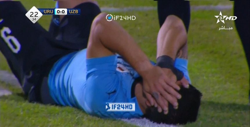 بالفيديو والصور| «سواريز» يتعرض للإصابة أمام أوزباكستان.. واللاعب يثور في وجه الحكم