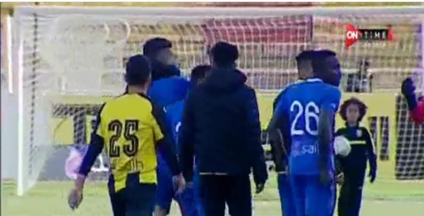 خناقة بين لاعبي أسوان والمقاولون عقب انتهاء المباراة «فيديو»