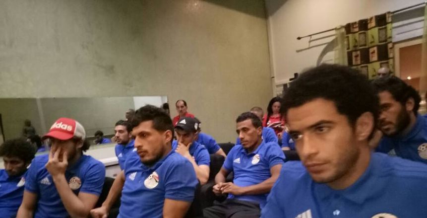 بالصور| جلسة بين "أبو ريدة" ولاعبو المنتخب قبل مواجهة غانا