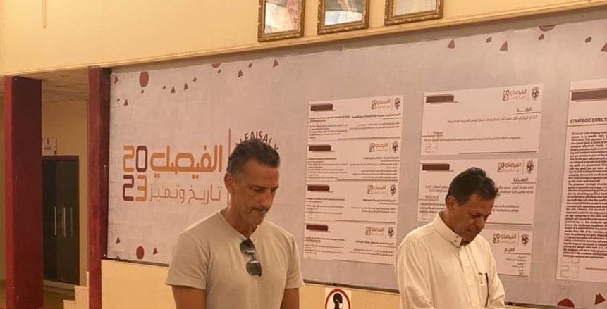مدرب أجنبي بالدوري السعودي يتعلم الصلاة من رئيس الفيصلي «صور»