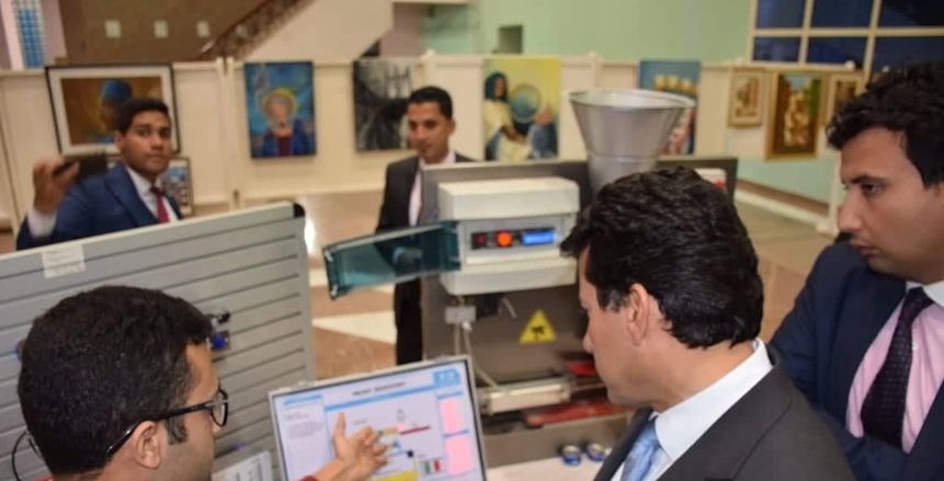 أشرف صبحي يلتقي طلاب جامعة حلوان ويتفقد معرض الابتكارات العلمية