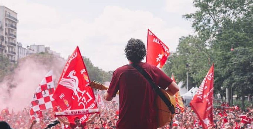 نهائي دوري أبطال أوروبا.. جماهير ليفربول تهتف لـ محمد صلاح أمام الملعب