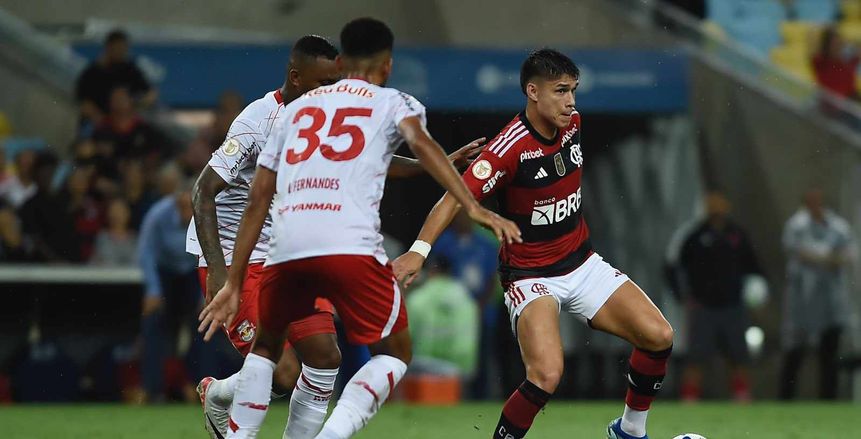 الدوري البرازيلي.. فلامنجو يطارد بالميراس ومنافس الأهلي يهزم ساو باولو
