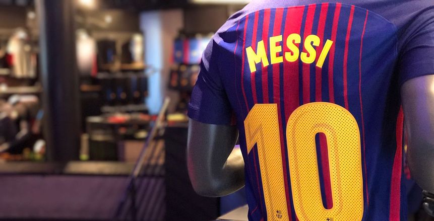 بالصور| لأول مرة.. قميص برشلونة يظهر في متجر النادي