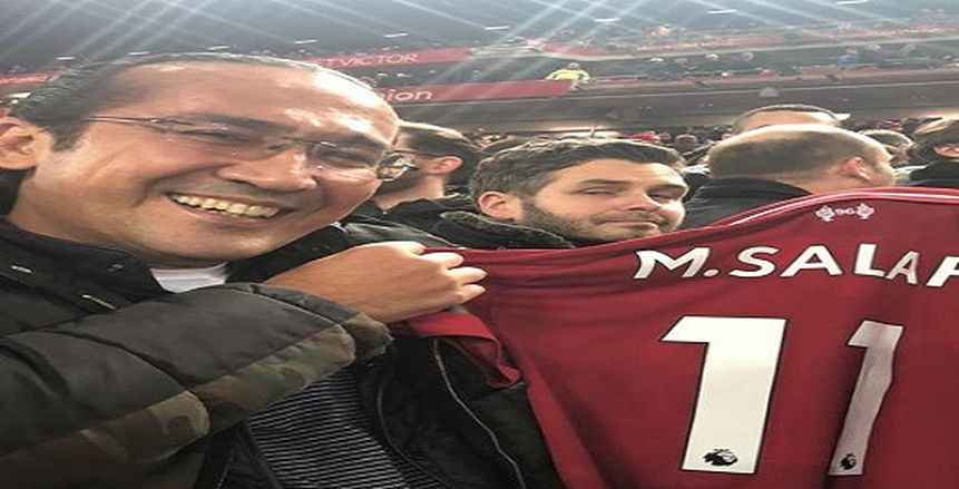 بالصور| هدية من «صلاح» لمشجع مصري بعد فوز ليفربول على أرسنال