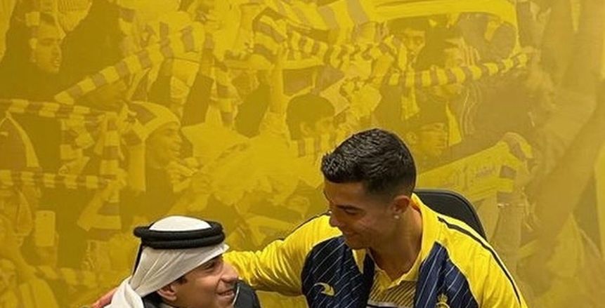 رونالدو يظهر مع غانم المفتاح في مباراة النصر والطائي
