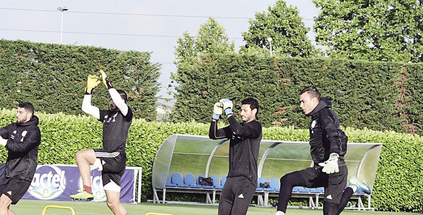 خطة بديلة فى المنتخب بدون «صلاح» أمام أوروجواى.. وصراع شرس بين «الحضرى» و«عواد» لحسم المقعد الثالث للحراس