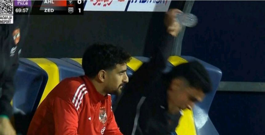 رد فعل غاضب من بن شرقي بعد قرار تغييره في مباراة الأهلي وزد (فيديو)