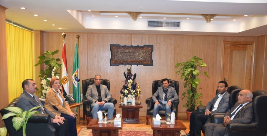 محافظ الفيوم يستقبل وزيرا الرياضة والبيئة لدى وصولهم المحافظة