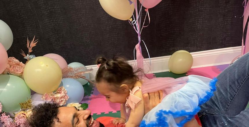 محمد صلاح ينشر صورة رفقة ابنته «كيان»: ضحك ولعب
