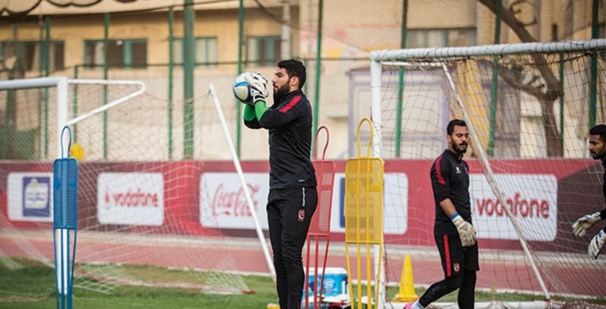 سقوط "إكرامي" في تدريب الاهلي والحارس يغادر المران