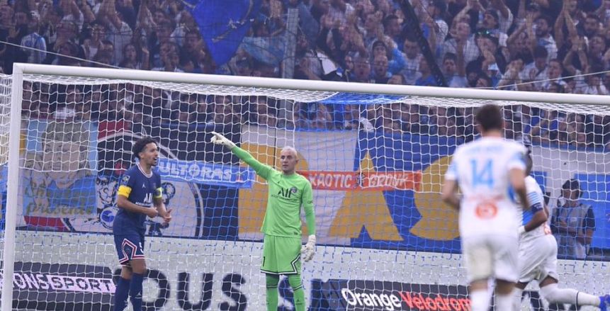 مشجع يقتحم مباراة باريس سان جيرمان ومارسيليا في الدوري الفرنسي «فيديو»