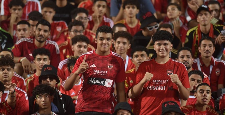 جماهير الأهلي تهاجم اللاعبين وريبيرو.. وتدخل لتهدئة غضب المدرجات