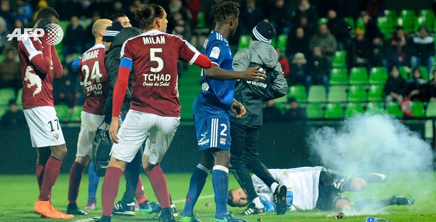 بالصور | إصابة حارس ليون بـ"شمروخ" تلغي اللقاء بالدوري الفرنسي