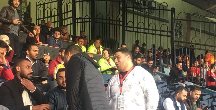 حسام عاشور يؤازر الأهلي أمام صن داونز من مدرجات ستاد القاهرة