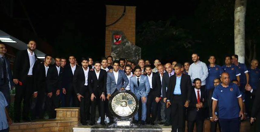 بالفيديو| الأهلي يحتفل بالنجمة الرابعة أمام النصب التذكاري للشهداء