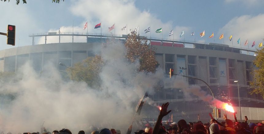 بالصور| استعدادات أولتراس برشلونة لـ"الكلاسيكو" أمام "كامب نو"