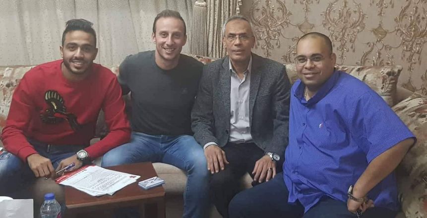 لحظة توقيع كهربا للأهلي على بياض من داخل منزله (صور)