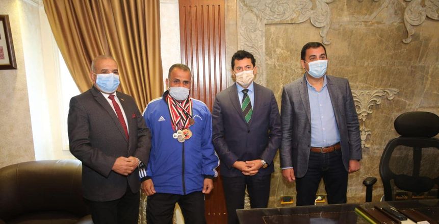 «الرياضة» توفر فرصة عمل وشقة لبطل ألعاب القوى عصام الحديدي