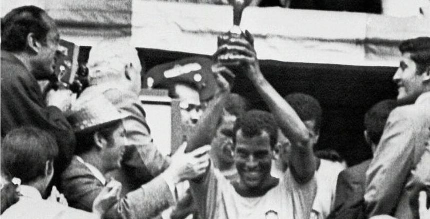 وفاة قائد منتخب البرازيل السابق كارلوس ألبرتو