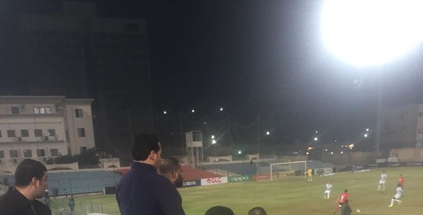بالصور| «البودي جاردات» تُحاصر الجهاز الفني الجديد لبيراميدز في مقصورة «الشرطة»