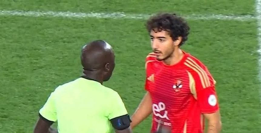 مصدر يكشف قرار «كاف» ضد حكم مباراة الأهلي والهلال بسبب واقعة محمد هاني