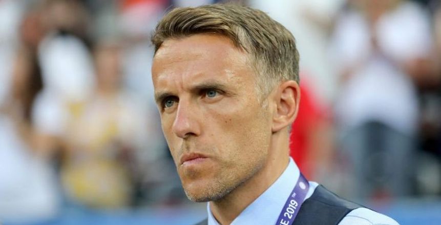 جاري نيفيل يستبعد عودة الدوري الإنجليزي قبل عام 2021