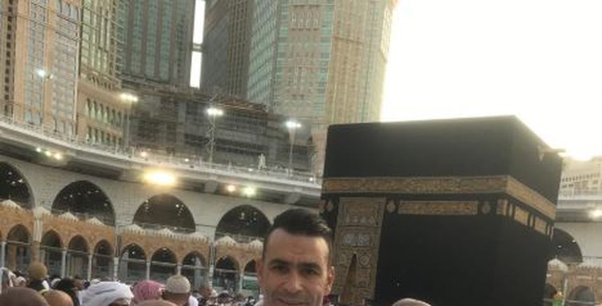 بالصور| عصام الحضرى يؤدي مناسك العمرة