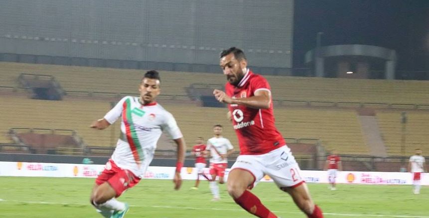 جماهير النجم تشعل شماريخ وتبدأ تحطيم مدرجات برج العرب