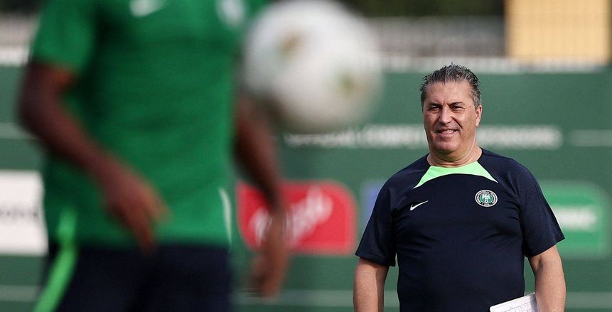 مدرب نيجيريا يدافع عن اسلوبه الهجومي واتهامات عدم الاستفادة من أوسمين