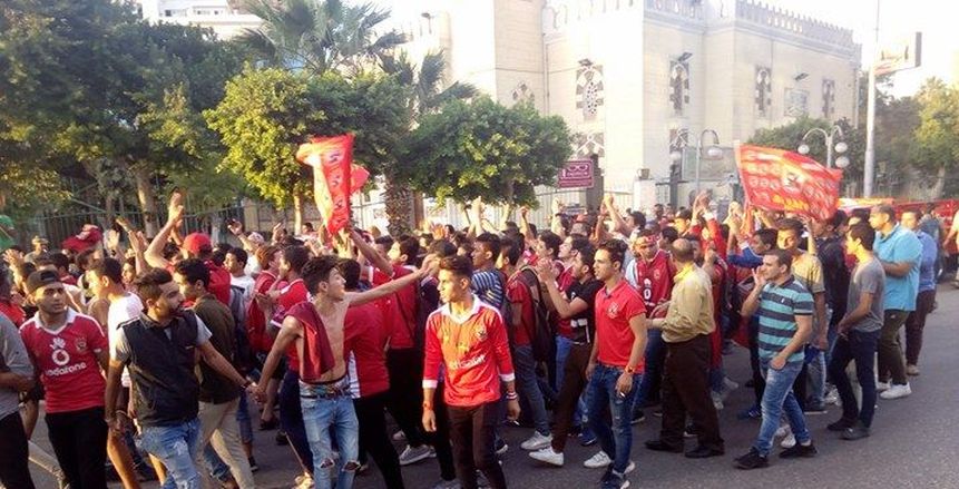 بالصور..  شلل مروري في شارع التحرير بسبب جماهير الأهلي