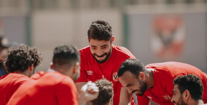 نجل أيمن أشرف يستعرض مهاراته في التتش ونجوم الأهلي يداعبونه (صور)
