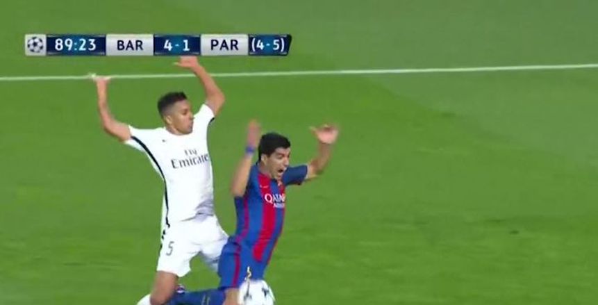 شارك برأيك.. ركلة جزاء برشلونة أمام باريس مستحقة أم ظالمة؟