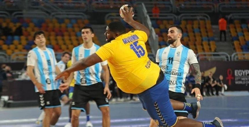 رغم وزنه.. جوتييه مفومبي لاعب منتخب الكونغو يتألق في مونديال اليد