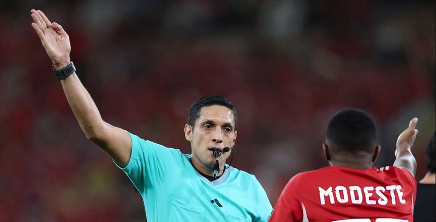 خبير تحكيمي حسم جدل طرد موديست في مباراة الأهلي واتحاد جدة