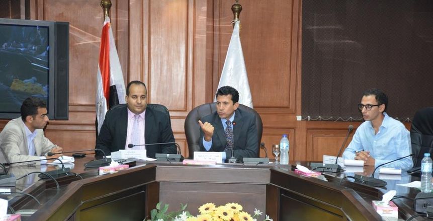 وزير الرياضة يلتقي بمجموعة من الشباب ويطالبهم بالتفكير «خارج الصندوق»